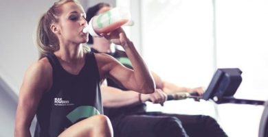 mujer fitness herbalife batido